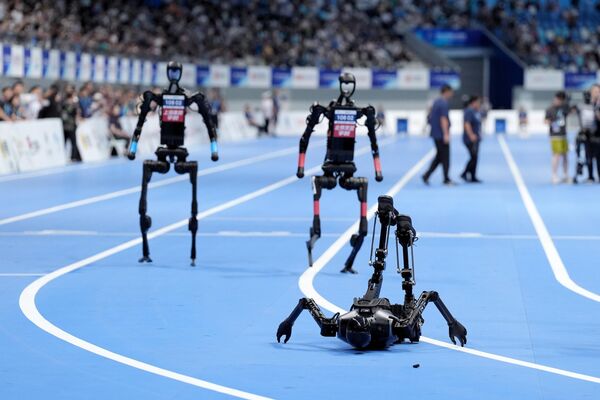 El robot humanoide Tiangong cae al suelo después de cruzar la línea de la carrera de atletismo de 100 metros en el tercer día de los Juegos Mundiales de Robots Humanoides en Pekín, China. - Sputnik Mundo