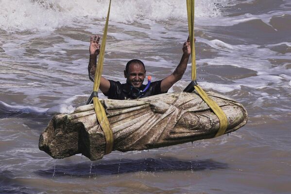 Un buzo celebra después de que una de las antiguas reliquias fuera rescatada del agua en la Bahía de Abu Qir, en Egipto. - Sputnik Mundo