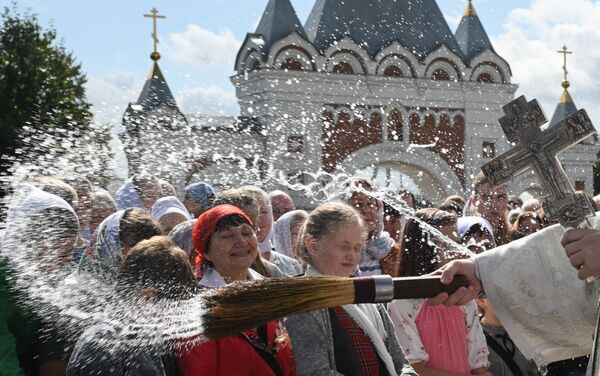 Los creyentes durante la procesión en la Fiesta de la Transfiguración en la ciudad rusa de Berdsk, en la región de Novosibirsk. - Sputnik Mundo