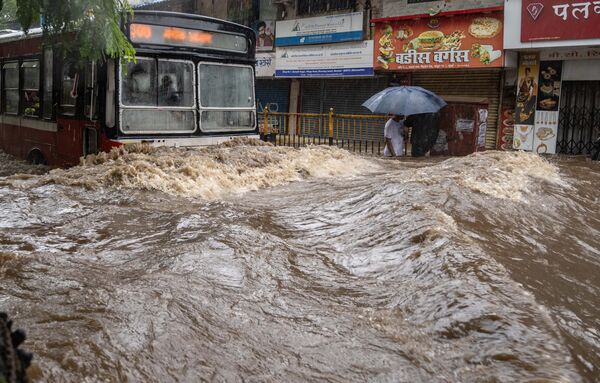 Vista de la carretera inundada en Bombay, la India. La ciudad se enfrentó con fuertes lluvias, que causaron inundaciones generalizadas y graves perturbaciones. - Sputnik Mundo