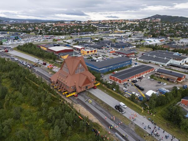 La iglesia Kiruna Kyrka es transportada por carretera a una nueva ubicación en Suecia. La iglesia, con un peso de 672,4 toneladas, se transporta completa a una nueva ubicación a 3 km de distancia para evitar los daños causados ​​por la mina de hierro de LKAB. - Sputnik Mundo