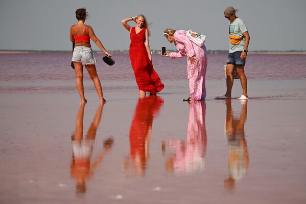 Turistas toman fotos en el lago Sasyk en Crimea. - Sputnik Mundo