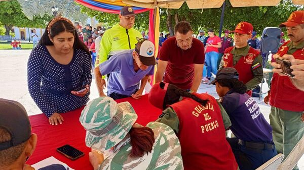 Las personas se suman al alistamiento de la Milicia Nacional Bolivariana. - Sputnik Mundo