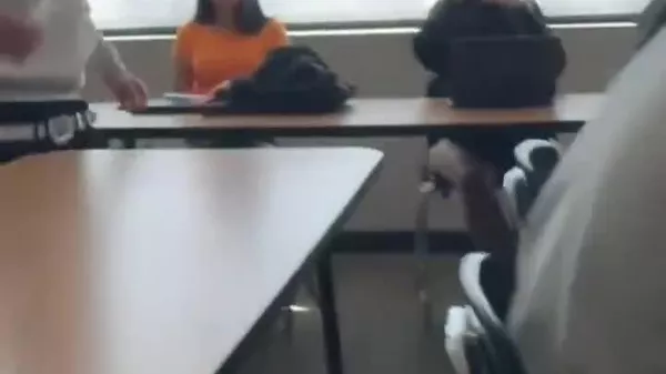 Detienen a dos estudiantes por portar armas en una escuela de EEUU - Sputnik Mundo