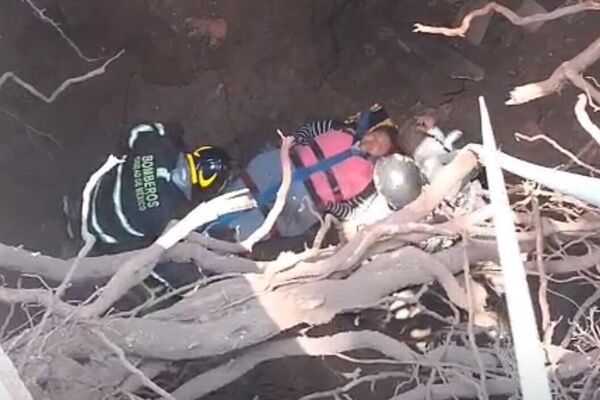 Mujer cae en socavón en el norte de la Ciudad de México - Sputnik Mundo