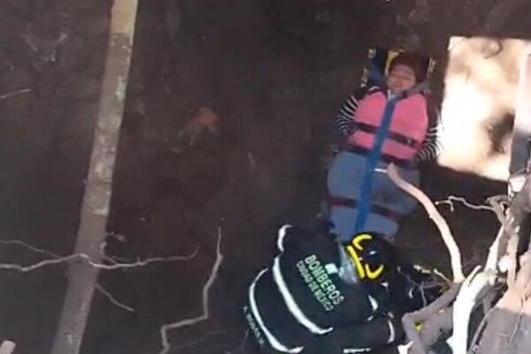 Mujer cae en socavón en el norte de la Ciudad de México - Sputnik Mundo