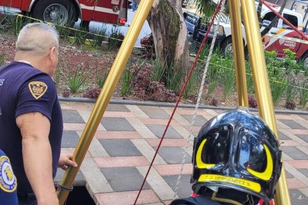 Mujer cae en socavón en el norte de la Ciudad de México - Sputnik Mundo