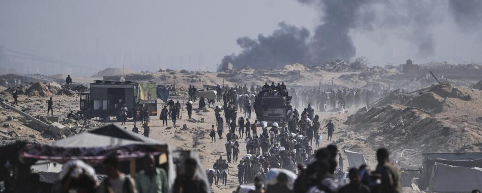 Palestinos transportan sacos de harina descargados de un convoy de ayuda humanitaria en las afueras de Beit Lahiya, al norte de la Franja de Gaza - Sputnik Mundo, 1920, 16.09.2025