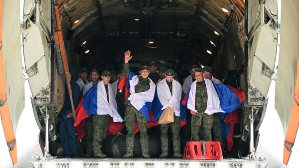 El avión con 146 militares rusos que regresaron del territorio controlado por Kiev aterriza en las afueras de Moscú, informa un corresponsal de Sputnik - Sputnik Mundo