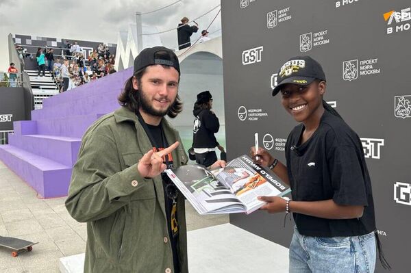 Vueltas y piruetas en plena calle: Moscú celebra el Grand Skate Tour 2025 - Sputnik Mundo