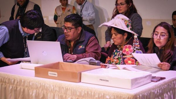 Bolivia podría prohibir encuestas de preferencia electoral en el balotaje de octubre y esta es la razón - Sputnik Mundo