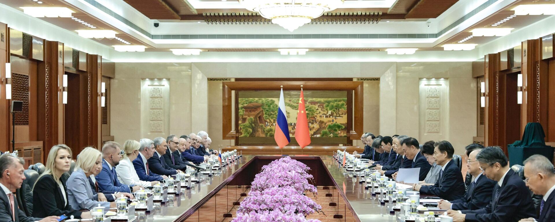 El presidente de la Duma Estatal de Rusia, Viacheslav Volodin, y el presidente del Comité Permanente de la Asamblea Popular Nacional de China, Zhao Leji, durante una reunión en Pekín. - Sputnik Mundo, 1920, 26.08.2025