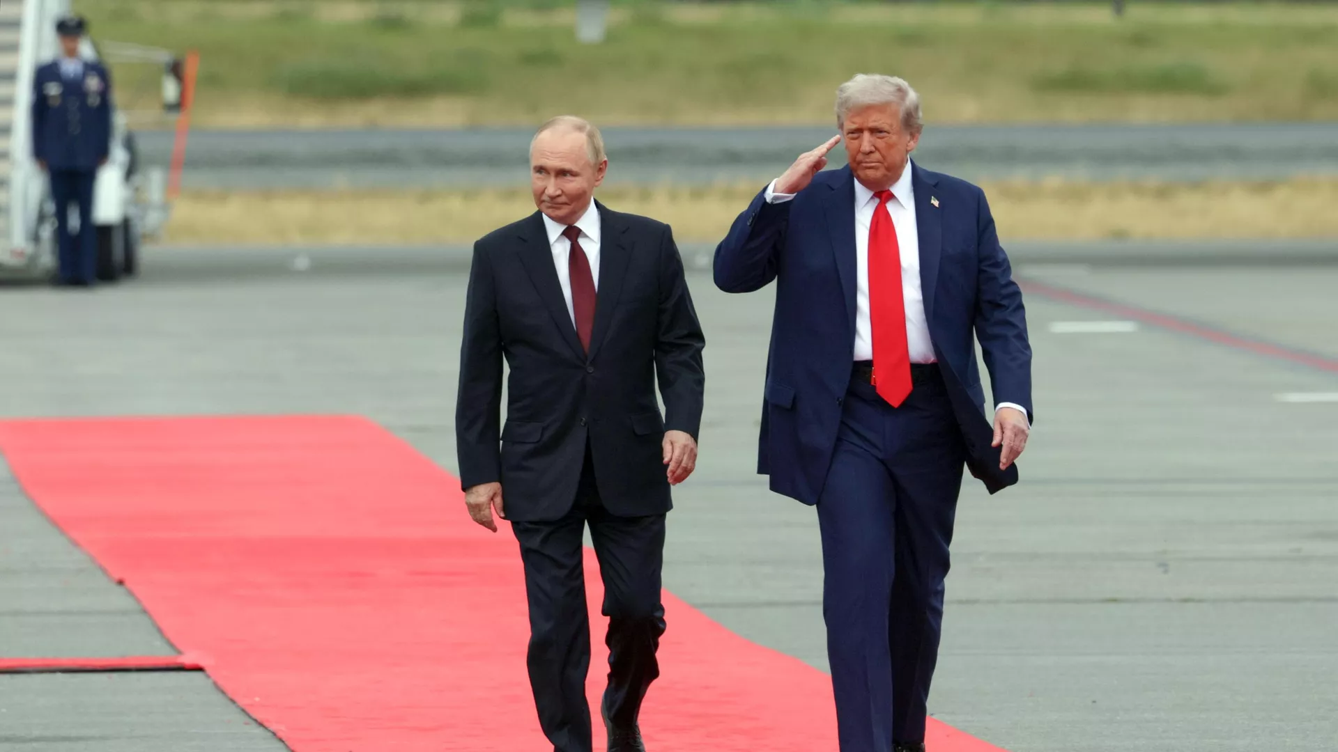 Los presidentes de Rusia y EEUU, Vladímir Putin y Donald Trump, en Alaska, el 15 de agosto de 2025 - Sputnik Mundo, 1920, 07.09.2025
