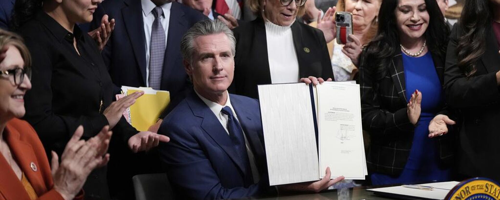 El gobernador de California, Gavin Newsom, tras firmar el proyecto de ley que pide una elección especial para rediseñar el mapa electoral del estado. - Sputnik Mundo, 1920, 27.08.2025