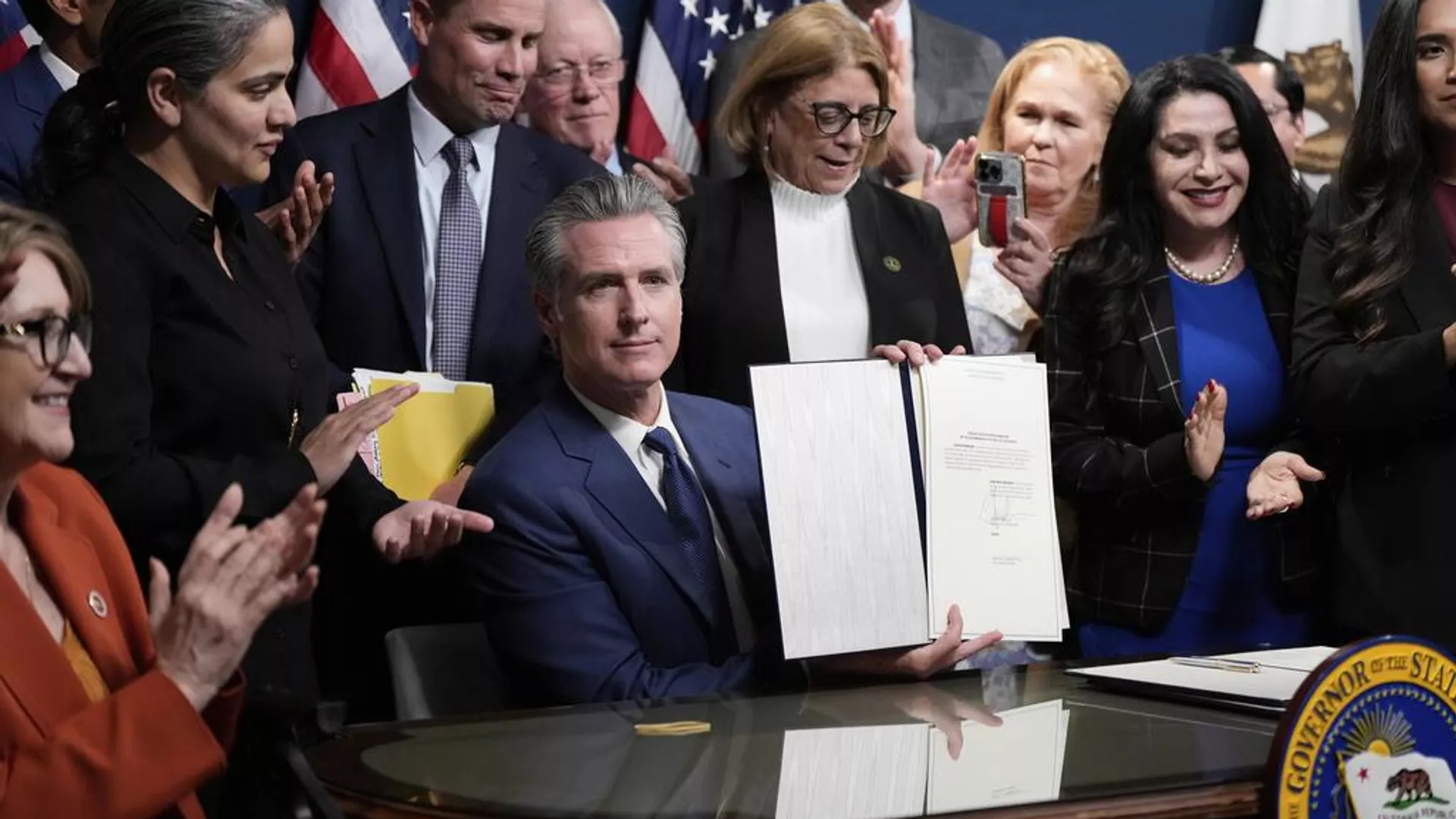 El gobernador de California, Gavin Newsom, tras firmar el proyecto de ley que pide una elección especial para rediseñar el mapa electoral del estado. - Sputnik Mundo, 1920, 27.08.2025