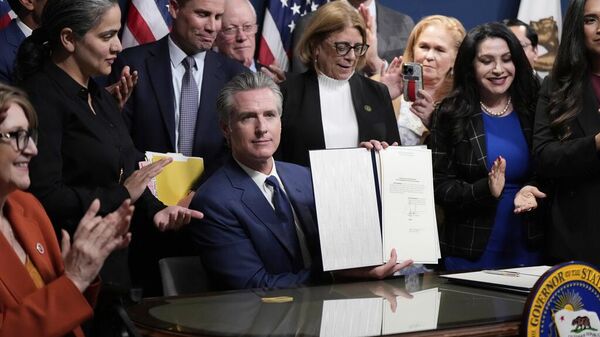 El gobernador de California, Gavin Newsom, tras firmar el proyecto de ley que pide una elección especial para rediseñar el mapa electoral del estado. - Sputnik Mundo