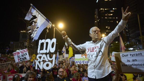 Un manifestante durante una protesta contra el gobierno del primer ministro Benjamin Netanyahu - Sputnik Mundo