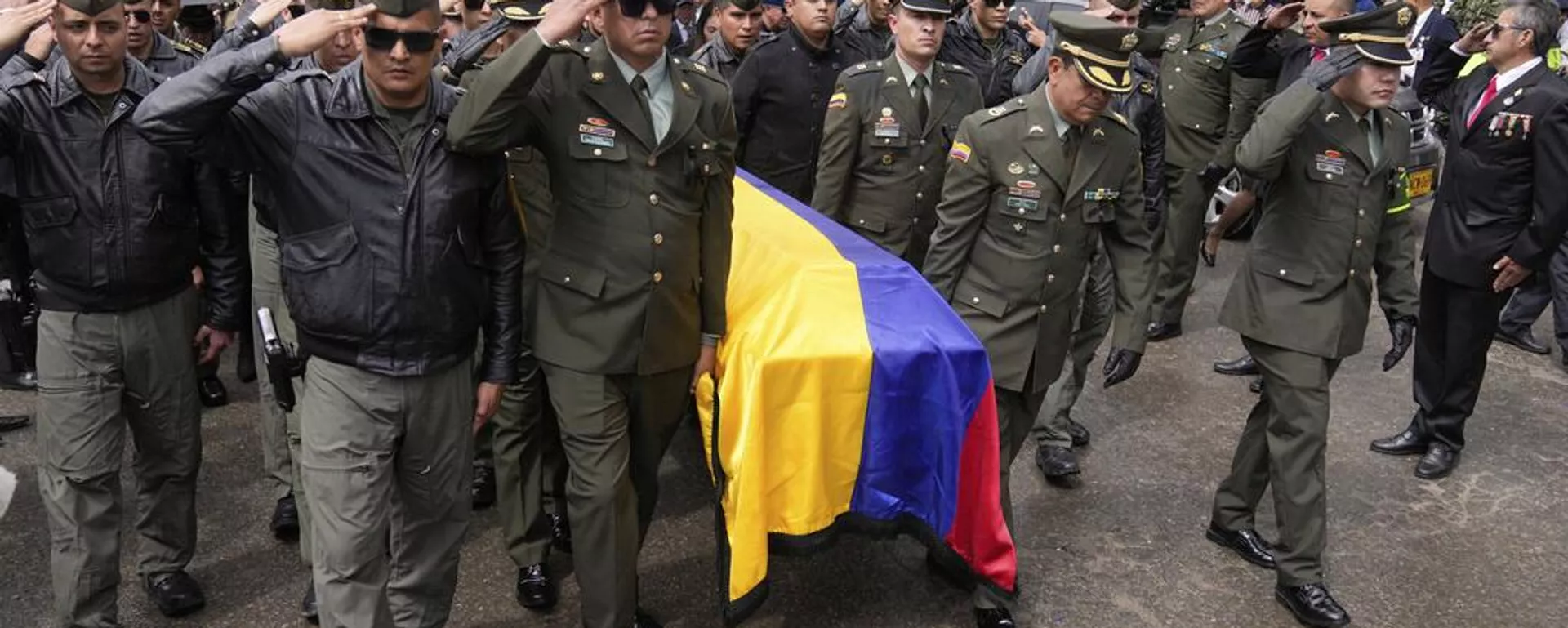 Agentes de la policía cargan el féretro del capitán Francisco Merchán, piloto que falleció cuando su helicóptero fue derribado por un disidente de una facción de la antigua guerrilla de las FARC  - Sputnik Mundo, 1920, 28.08.2025