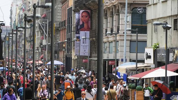 Peatones recorren la avenida Francisco I. Madero en el centro de la Ciudad de México (imagen ilustrativa) - Sputnik Mundo