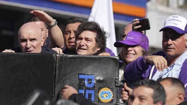 Javier Milei fue recibido a pedradas - Sputnik Mundo