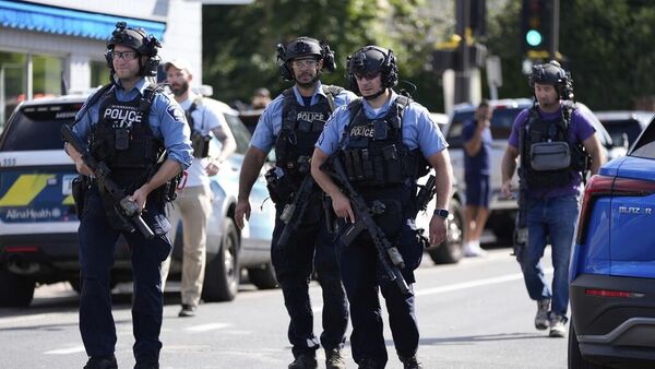 La policía resguarda el lugar donde ocurrió el tiroteo masivo en una escuela católica de Mineápolis - Sputnik Mundo