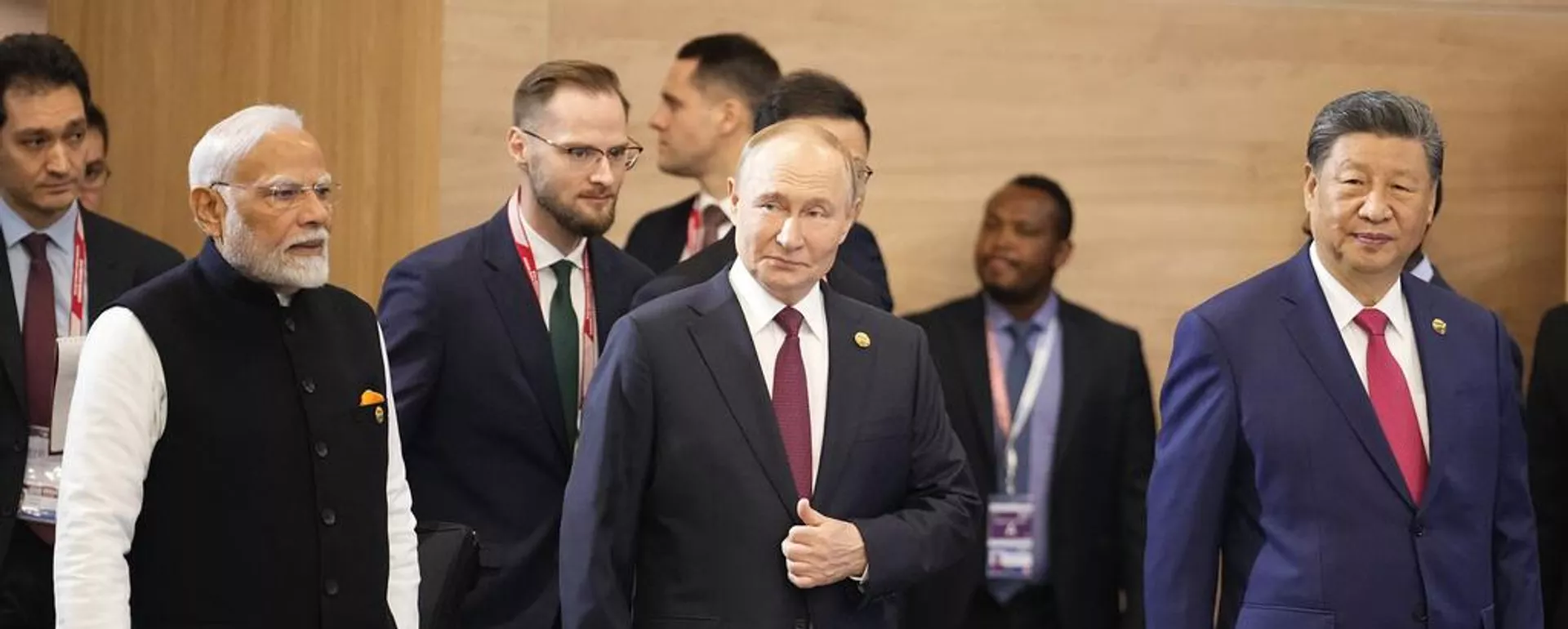 El primer ministro indio, Narendra Modi, el presidente ruso, Vladímir Putin, y el mandatario chino, Xi Jinping, asisten a una ceremonia fotográfica antes de la sesión plenaria de la Cumbre de los BRICS en Kazán, Rusia, el 23 de octubre de 2024  - Sputnik Mundo, 1920, 05.09.2025