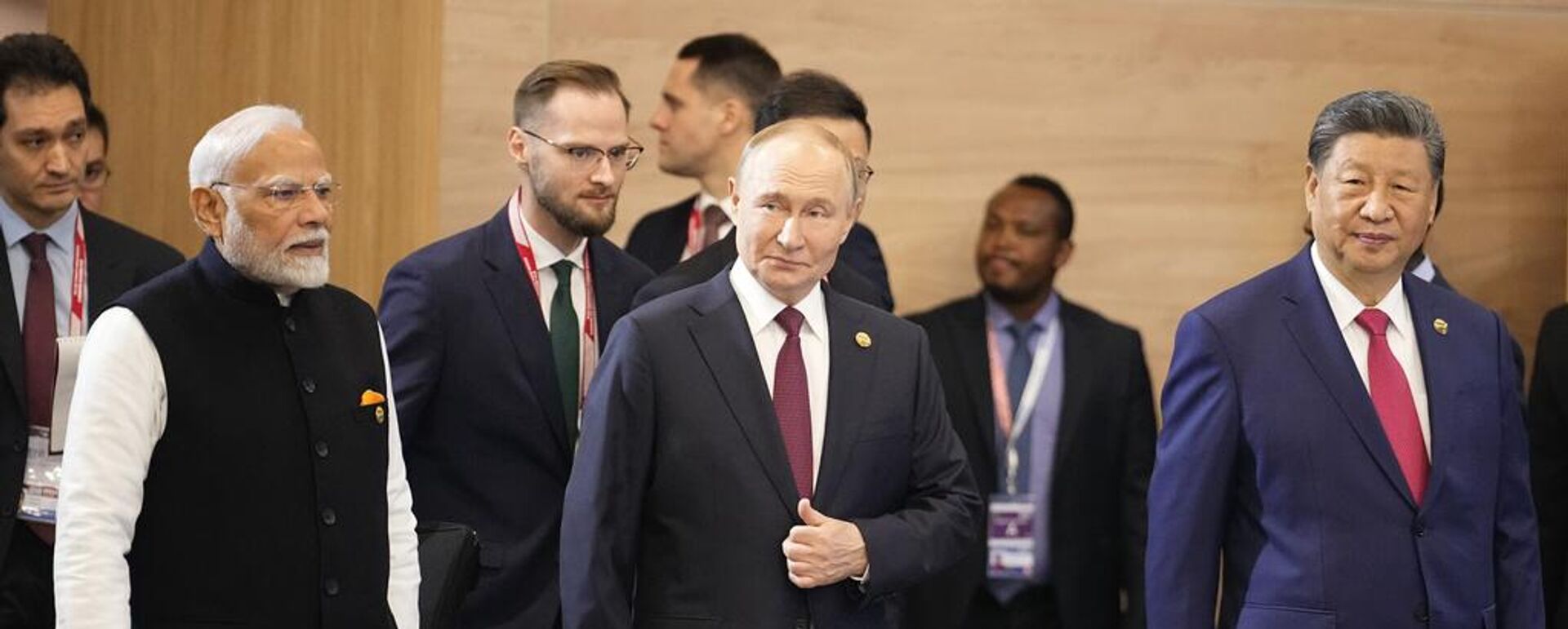El primer ministro indio, Narendra Modi, el presidente ruso, Vladímir Putin, y el mandatario chino, Xi Jinping, asisten a una ceremonia fotográfica antes de la sesión plenaria de la Cumbre de los BRICS en Kazán, Rusia, el 23 de octubre de 2024 El primer ministro indio, Narendra Modi, el presidente ruso, Vladímir Putin, y el mandatario chino, Xi Jinping, asisten a una ceremonia fotográfica antes de la sesión plenaria de la Cumbre de los BRICS en Kazán, Rusia, el 23 de octubre de 2024 - Sputnik Mundo, 1920, 05.09.2025