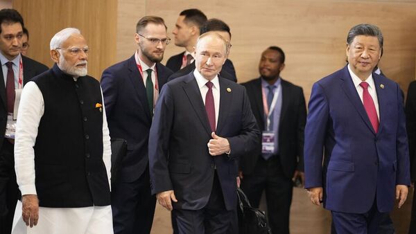 El primer ministro indio, Narendra Modi, el presidente ruso, Vladímir Putin, y el mandatario chino, Xi Jinping, asisten a una ceremonia fotográfica antes de la sesión plenaria de la Cumbre de los BRICS en Kazán, Rusia, el 23 de octubre de 2024  - Sputnik Mundo