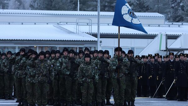 Las FFAA finlandesas con la bandera  - Sputnik Mundo