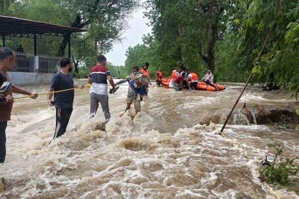 Las inundaciones en Pakistán obligan a evacuar a casi 250 - Sputnik Mundo