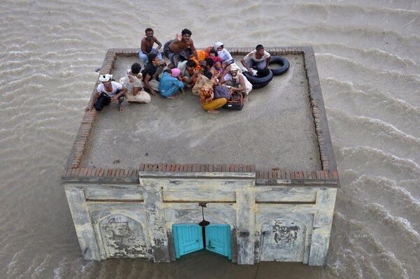 Las inundaciones en Pakistán obligan a evacuar a casi 250 - Sputnik Mundo