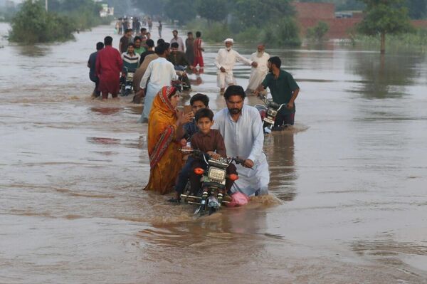 Las inundaciones en Pakistán obligan a evacuar a casi 250 - Sputnik Mundo