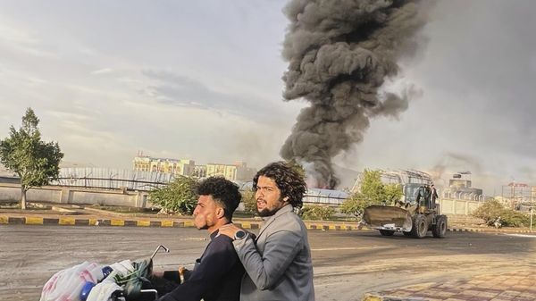 Израильские авиаудары по объектам, включая электростанцию ​​и заправочную станцию, ​​в Сане, Йемен - Sputnik Mundo