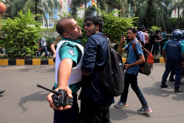 Estudiantes de ingeniería se enfrentan a la Policía mientras marchan hacia la residencia del asesor jefe en la región de Jamuna, Bangladesh.La Policía lanzó granadas sónicas, gases lacrimógenos y utilizó cañones de agua para dispersar a los manifestantes, lo que provocó enfrentamientos y persecuciones. - Sputnik Mundo