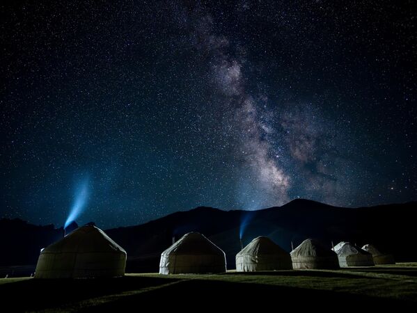 Una vista de los lagos Kol-Suu y Son-Kol, destinos especiales para los observadores del cielo por su gran altitud, escasa contaminación lumínica y naturaleza virgen, ya que la Vía Láctea se ve claramente en la provincia de Naryn, en Kirguistán. - Sputnik Mundo
