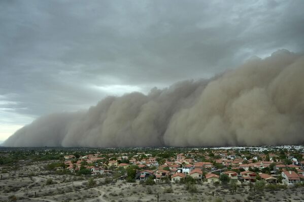 Una gigantesca tormenta de polvo se aproxima al área metropolitana de la ciudad de Phoenix, Arizona, EEUU, mientras una tormenta monzónica impulsa el polvo hacia el cielo. - Sputnik Mundo