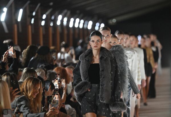 Modelos durante el desfile de la colección de ropa de la diseñadora rusa Alexandra Serova en el marco del Foro Internacional BRICS+ Fashion Summit y la Semana de la Moda de Moscú en el parque Zariadie. - Sputnik Mundo