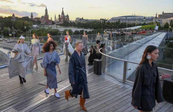 Desfile de moda en el marco del Foro Internacional BRICS+ Fashion Summit y la Semana de la Moda de Moscú en el Puente Flotante del parque Zariadie de la capital rusa. - Sputnik Mundo