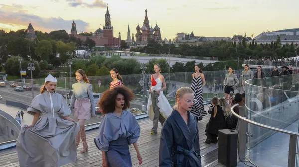 Desfile de moda en el marco del Foro Internacional BRICS+ Fashion Summit y la Semana de la Moda de Moscú en el Puente Flotante del parque Zariadie de Moscú - Sputnik Mundo