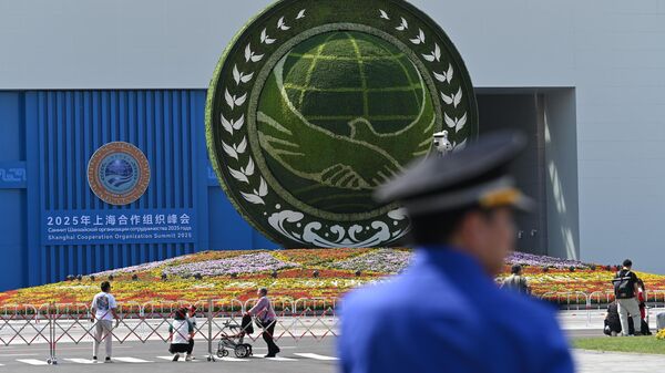 El logotipo de la Cumbre de la Organización de Cooperación de Shanghái (OCS) en Tianjin, China, el 30 de agosto de 2025 - Sputnik Mundo