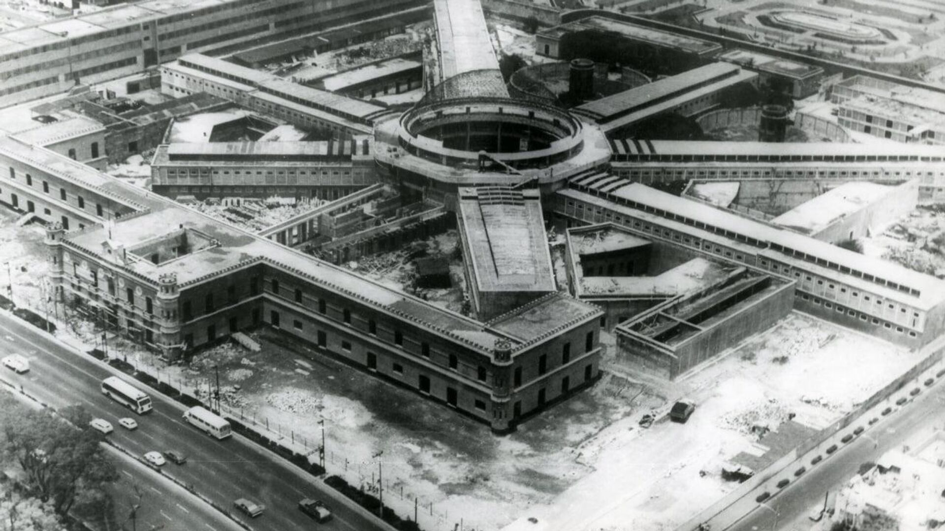 Juan Gabriel, el prolífico artista de América Latina que fue espiado por el Gobierno mexicano (Parte 1 / Parte 2) Juan Gabriel, el prolífico artista de América Latina que fue espiado por el Gobierno mexicano (Parte 1 / Parte 2) - Sputnik Mundo, 1920, 30.08.2025