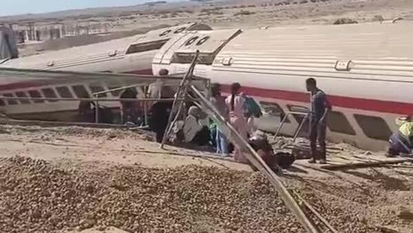 Varios muertos y casi 100 heridos en el descarrilamiento de un tren en Egipto - Sputnik Mundo