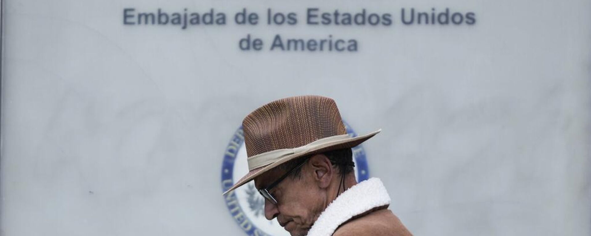 Un hombre espera en la fila para ingresar a la embajada de EEUU en Bogotá, Colombia, el 31 de enero, 2025 - Sputnik Mundo, 1920, 31.08.2025