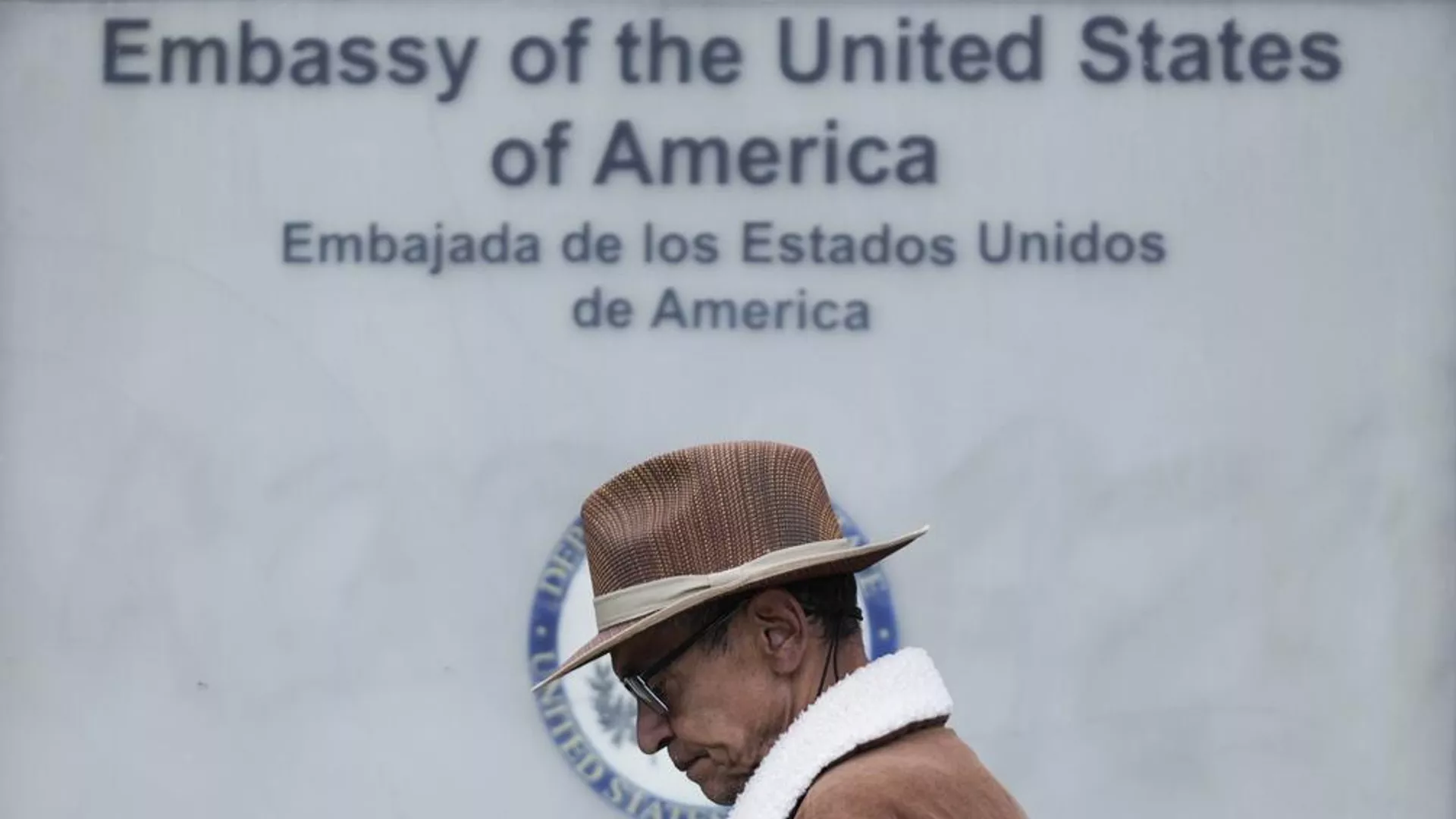 Un hombre espera en la fila para ingresar a la embajada de EEUU en Bogotá, Colombia, el 31 de enero, 2025 Un hombre espera en la fila para ingresar a la embajada de EEUU en Bogotá, Colombia, el 31 de enero, 2025 - Sputnik Mundo, 1920, 31.08.2025