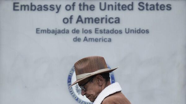 Un hombre espera en la fila para ingresar a la embajada de EEUU en Bogotá, Colombia, el 31 de enero, 2025 - Sputnik Mundo
