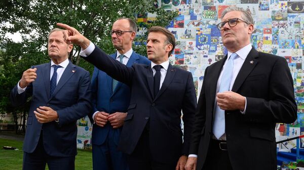 El primer ministro de Polonia, Donald Tusk, el canciller de Alemania, Friedrich Merz, el presidente de Francia, Emmanuel Macron, y el primer ministro del Reino Unido, Keir Starmer, hablan con la prensa después de su reunión el 16 de mayo de 2025 en Tirana, Albania  - Sputnik Mundo