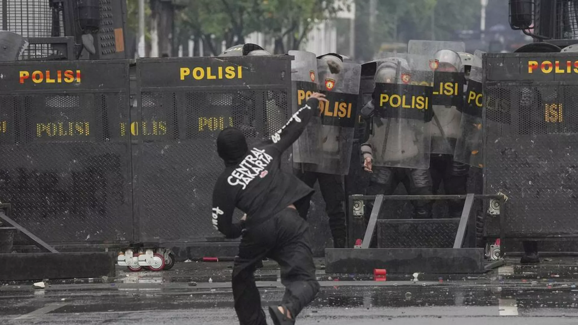 Agentes de Policía se cubren con escudos antidisturbios mientras un manifestante les arroja piedras durante una protesta contra las generosas asignaciones otorgadas a los miembros del Parlamento, frente al Parlamento en Yakarta, Indonesia, el 31 de agosto, 2025 Agentes de Policía se cubren con escudos antidisturbios mientras un manifestante les arroja piedras durante una protesta contra las generosas asignaciones otorgadas a los miembros del Parlamento, frente al Parlamento en Yakarta, Indonesia, el 31 de agosto, 2025 - Sputnik Mundo, 1920, 31.08.2025