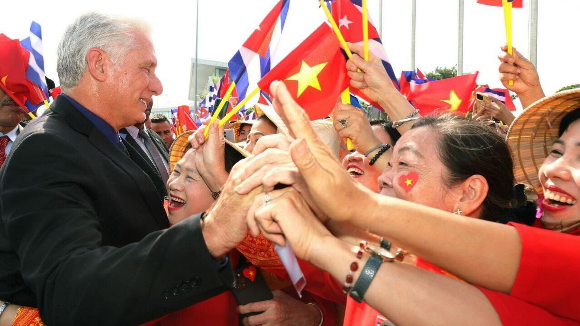 Díaz-Canel rinde homenaje al héroe cubano José Martí en su visita oficial a Vietnam Díaz-Canel rinde homenaje al héroe cubano José Martí en su visita oficial a Vietnam - Sputnik Mundo, 1920, 31.08.2025