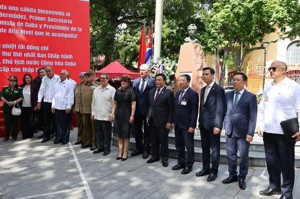 Díaz-Canel rinde homenaje al héroe cubano José Martí en su visita oficial a Vietnam Díaz-Canel rinde homenaje al héroe cubano José Martí en su visita oficial a Vietnam - Sputnik Mundo