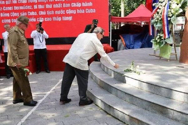 Díaz-Canel rinde homenaje al héroe cubano José Martí en su visita oficial a Vietnam Díaz-Canel rinde homenaje al héroe cubano José Martí en su visita oficial a Vietnam - Sputnik Mundo